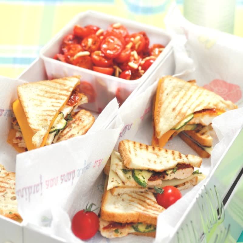 Photo de Club sandwich de dinde, tomates cerise, pignons prise par WW