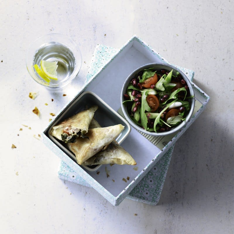 Foto van Spinazie samosa’smet granaatappelsalade door WW