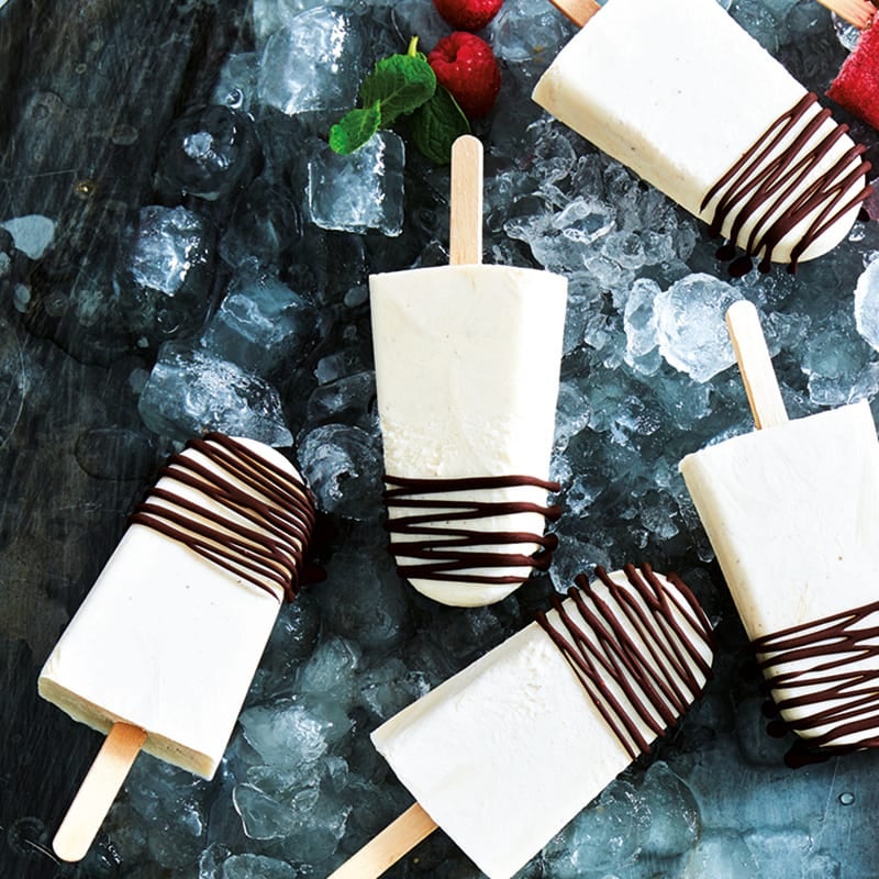 Creamy vanilla ice pops  with chocolate drizzle