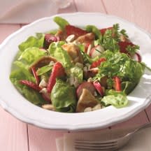Photo de Salade de feuille de chêne au poulet et aux fraises prise par WW