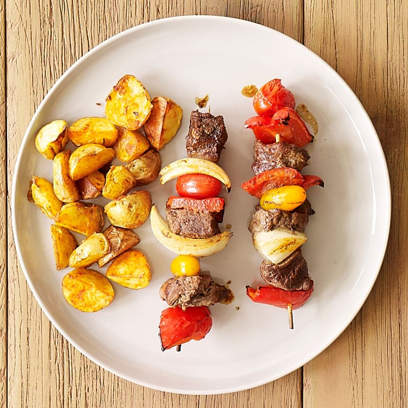 Photo de Brochettes de bœuf aux épices espagnoles accompagnées de pommes de terre rôties au paprika fumé par WW