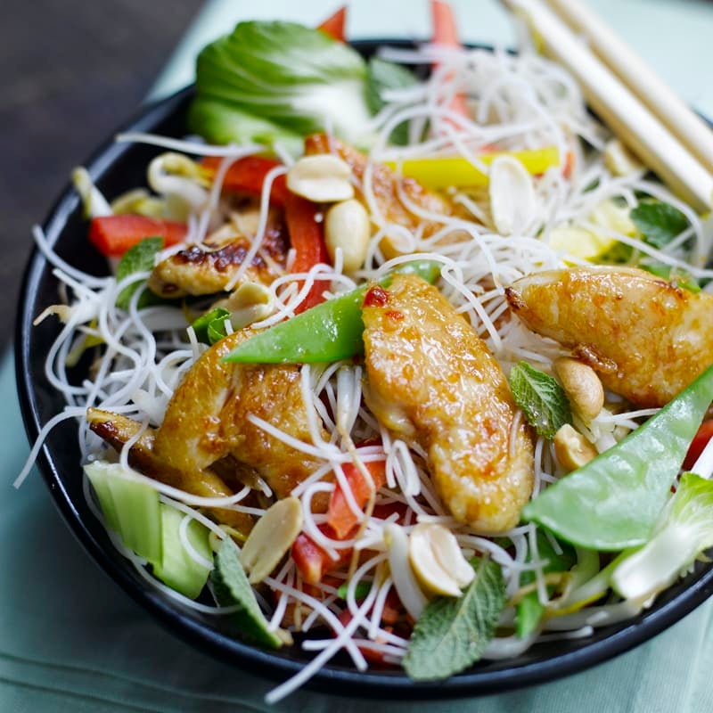 Foto Asiatischer Hähnchen-Nudel-Salat mit Minze und Erdnüssen von WW