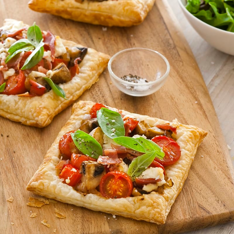 Photo of Prosciutto and vegetable pizzas by WW
