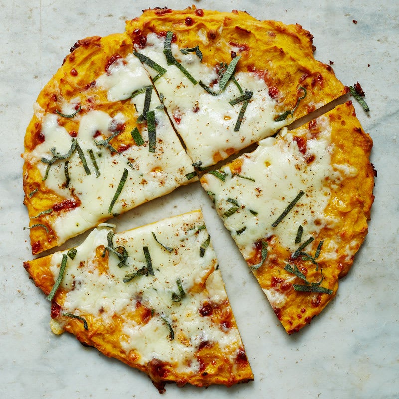 Photo de Pizza à la fontina et à la sauge avec croûte à la courge musquée par WW