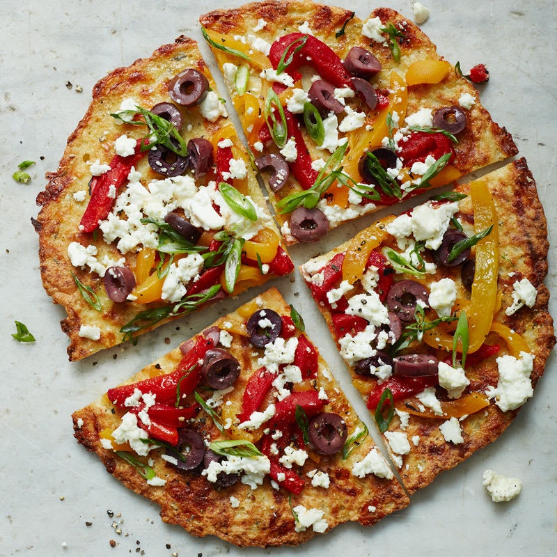 Photo de Pizza à la croûte de chou-fleur avec feta, poivrons grillés et olives par WW