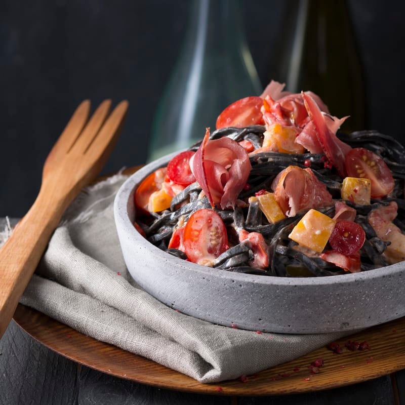 Foto Schwarze Nudeln mit Schinken in Paprika-Tomaten-Sauce von WW