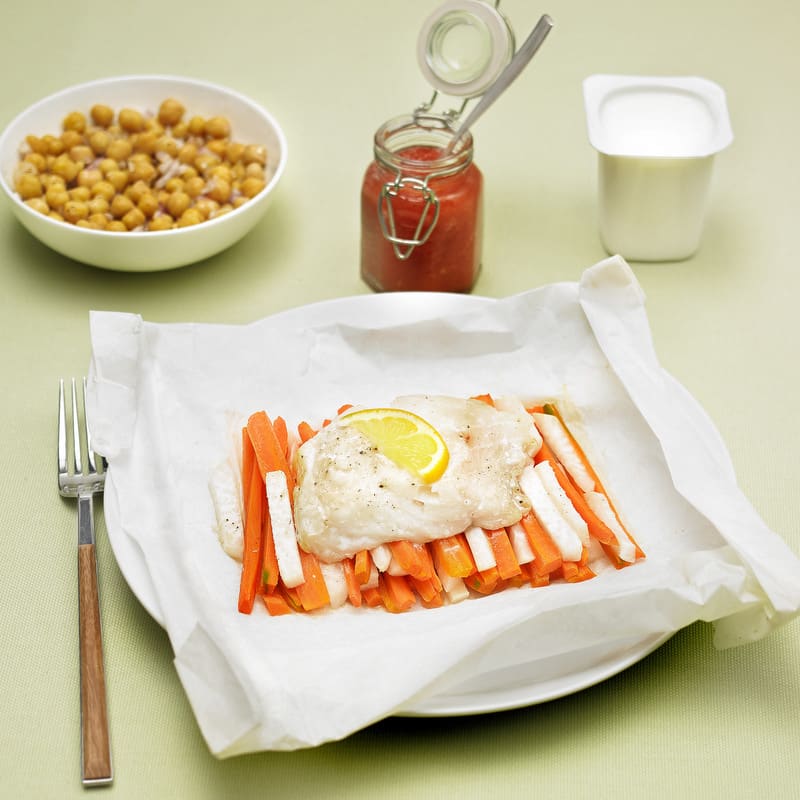 Photo de/du Salade de pois chiches, filet de julienne, carottes, navets et tomate, yaourt par WW