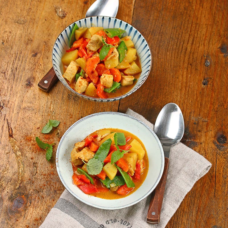 Foto Hähnchen-Kokos-Curry mit buntem Gemüse von WW