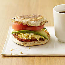 Photo de Sandwichs aux œufs, au bacon de dos, à l’avocat, et à la tomate par WW
