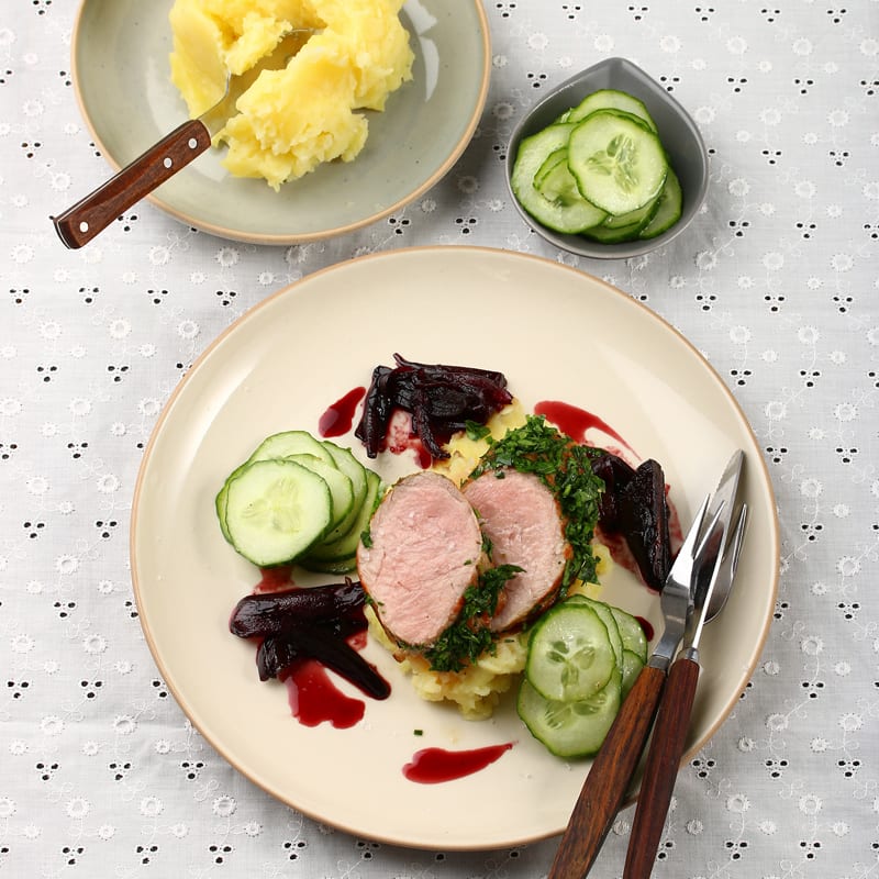 Foto Schweinefilet mit Kartoffelstampf, Rotweinschalotten und Gurkensalat von WW