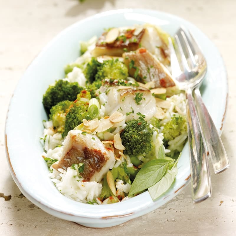 Foto Cremige Broccoli-Reis-Pfanne mit feinem Fisch und Mandelblättchen von WW
