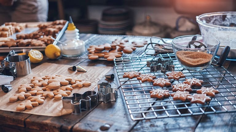Différents biscuits plus emporte-pièces sur un plan de travail de cuisine