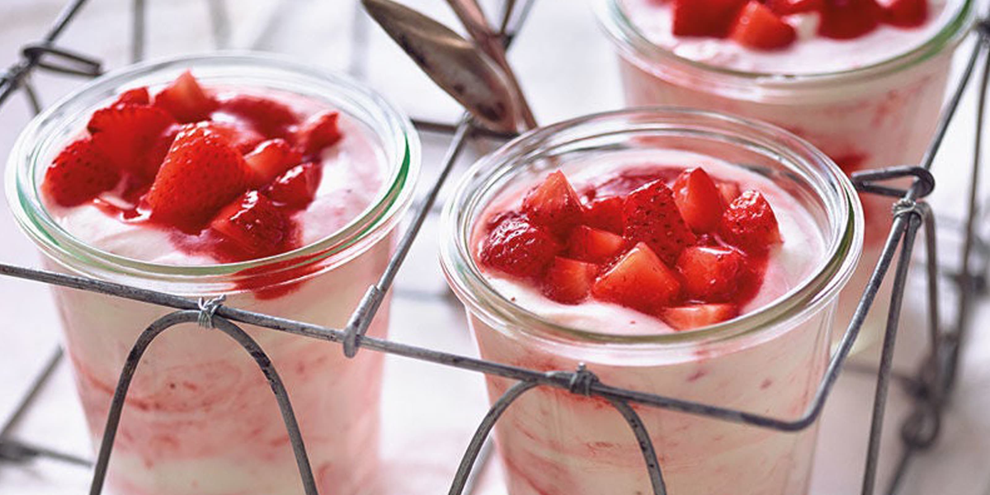 Erdbeermousse mit frischen Erdbeeren in Gläsern.