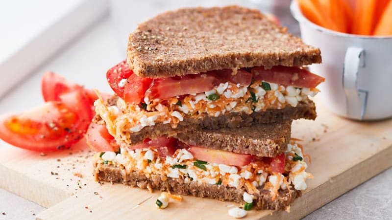 Vollkorn-Sandwiches mit Tomate und Frischkäse