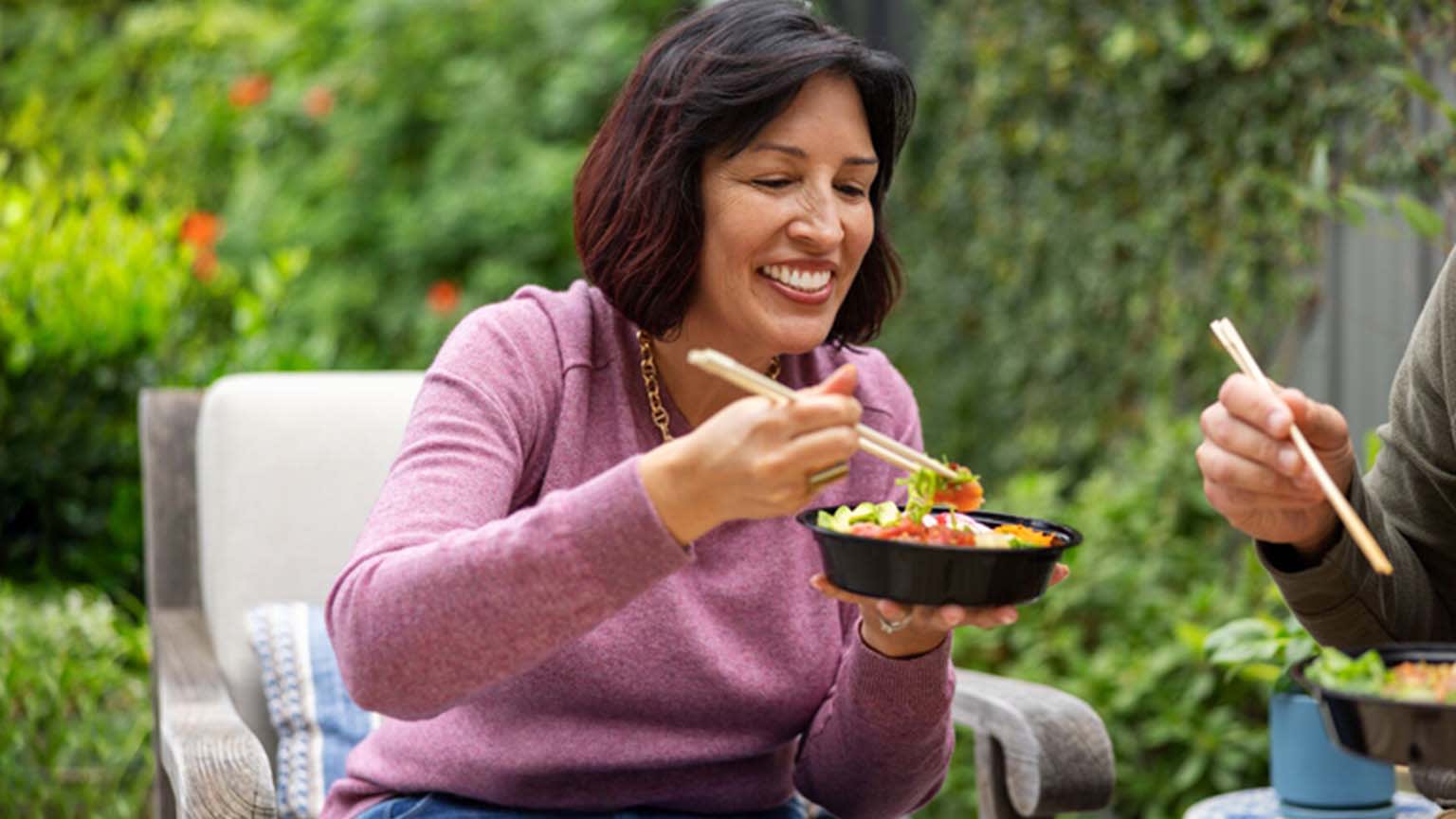 Frau mittleren Alters isst Salat