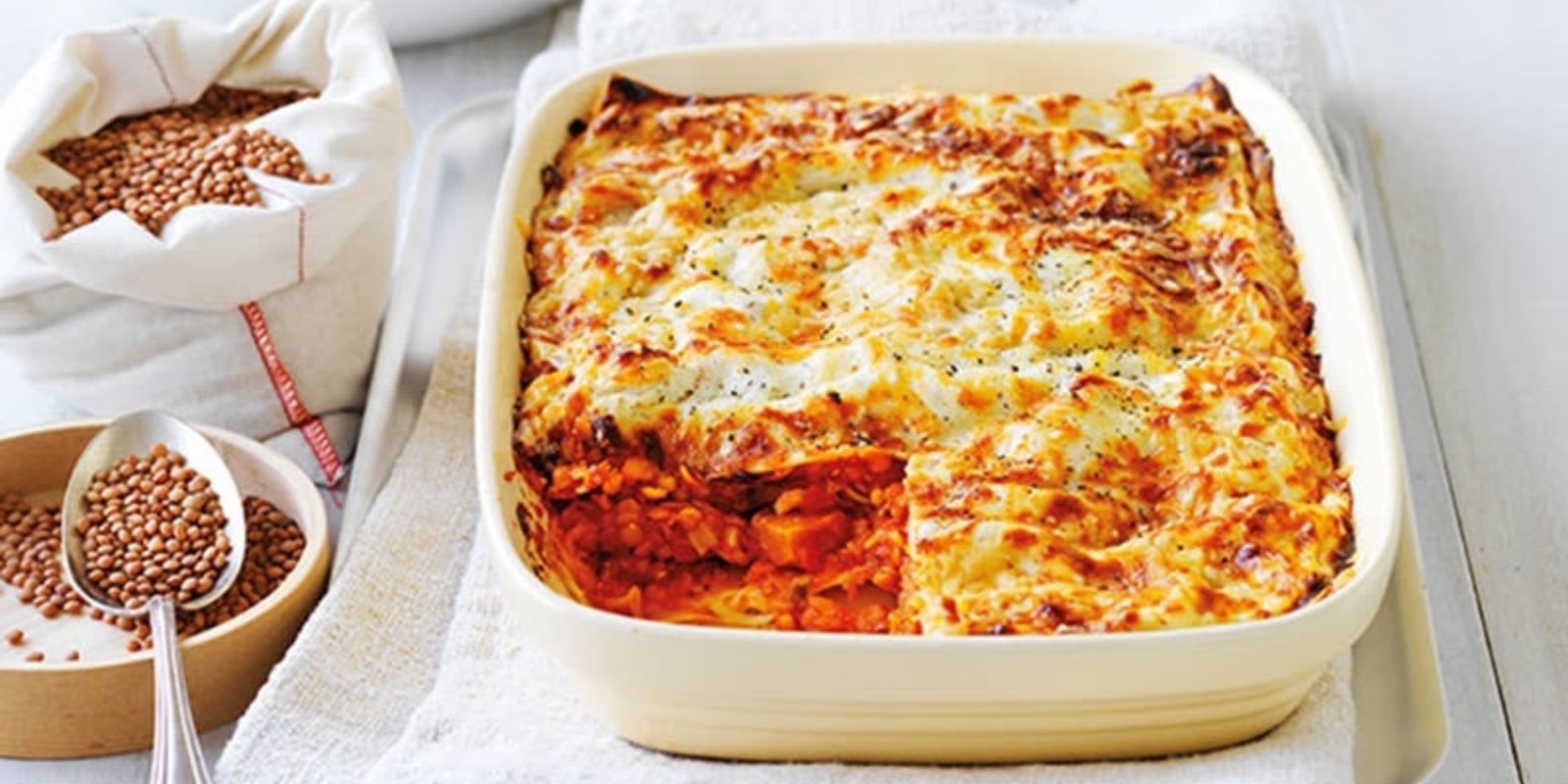 Lust auf Lasagne ohne Fleisch? Diese 13 Rezepte für vegetarische Lasagne enthalten Gemüse wie Zucchini, Kürbis oder Linsen statt Hackfleisch. | Kürbis-Lasagne in einer Auflaufform