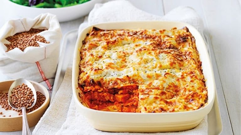Lust auf Lasagne ohne Fleisch? Diese 13 Rezepte für vegetarische Lasagne enthalten Gemüse wie Zucchini, Kürbis oder Linsen statt Hackfleisch. | Kürbis-Lasagne in einer Auflaufform