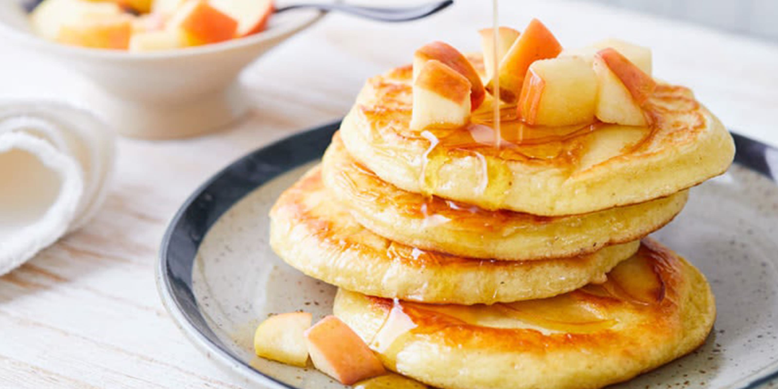Une pile de pancakes à la pommes sur une assiette