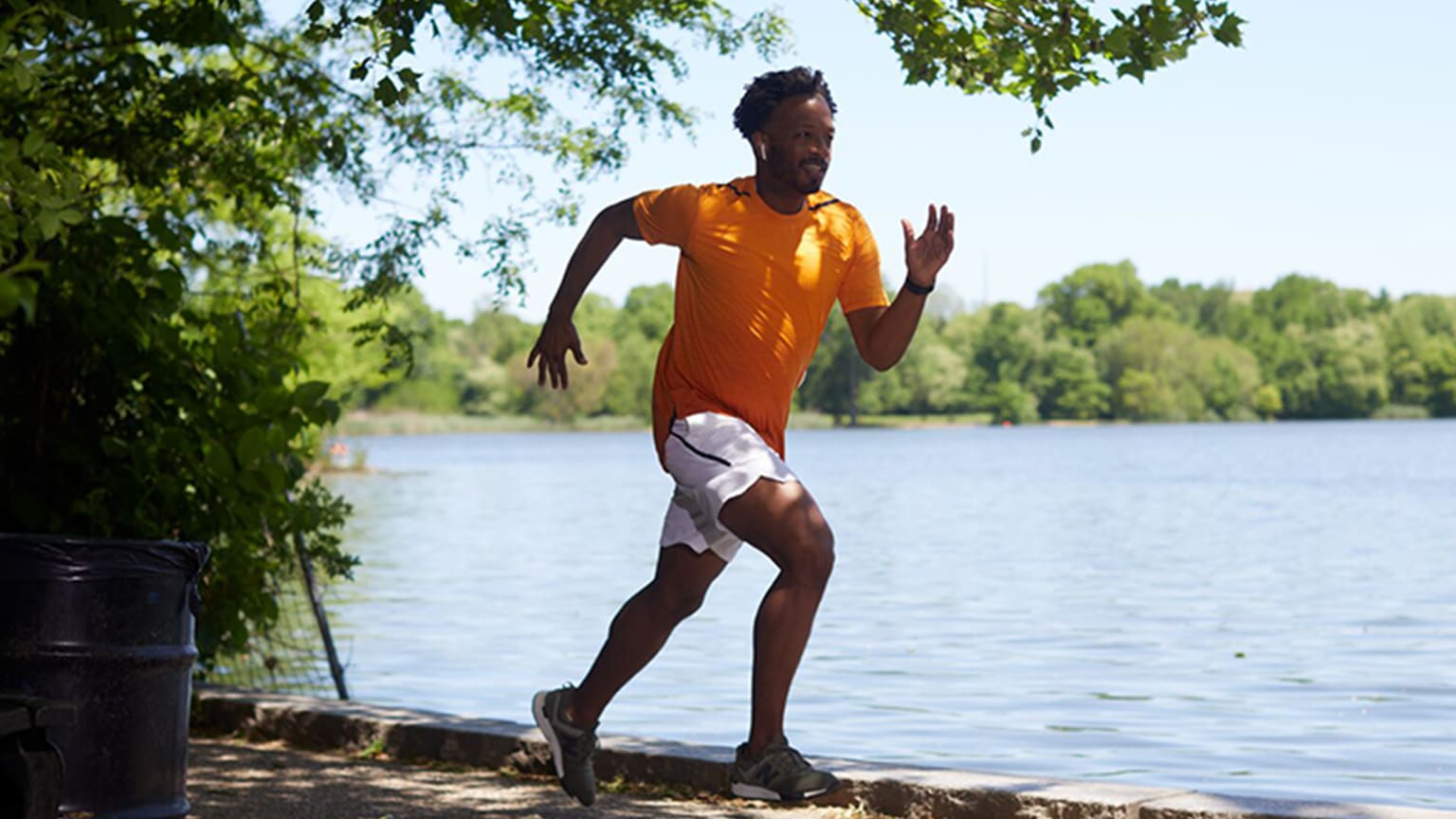Zackory, membre WW, fait du jogging au bord d'un lac