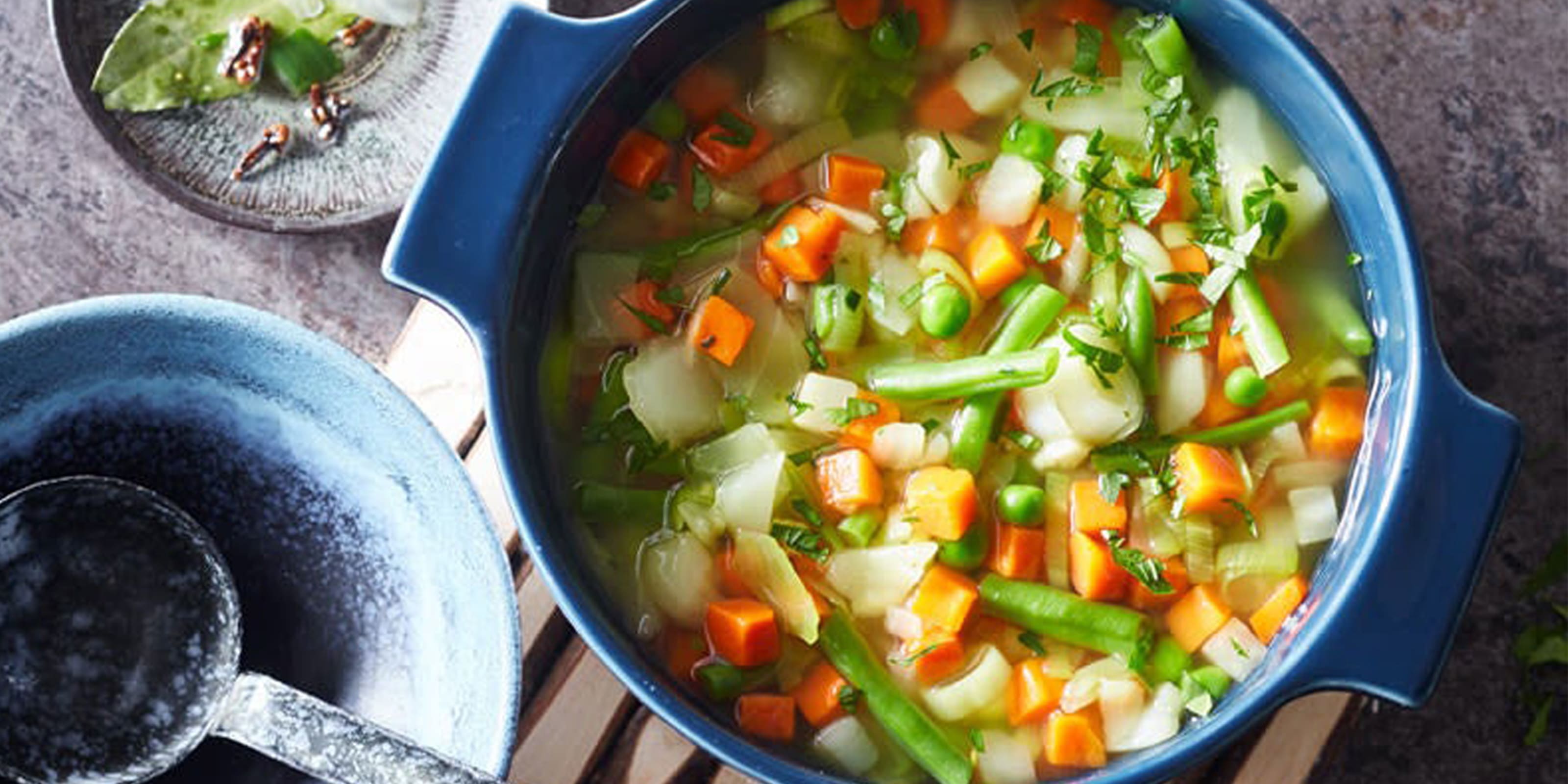 0-Punkte-Gemüsesuppe mit Möhren, Lauch und Kartoffel in blauem Topf