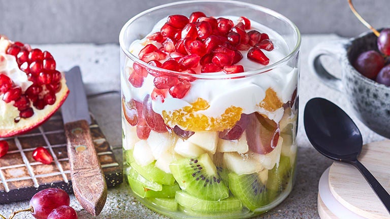 Ein Glas gefüllt mit Joghurt und frischen Früchten