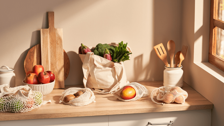 Fruits et légumes sur le comptoir de la cuisine, encore dans des sacs et des sachets.
