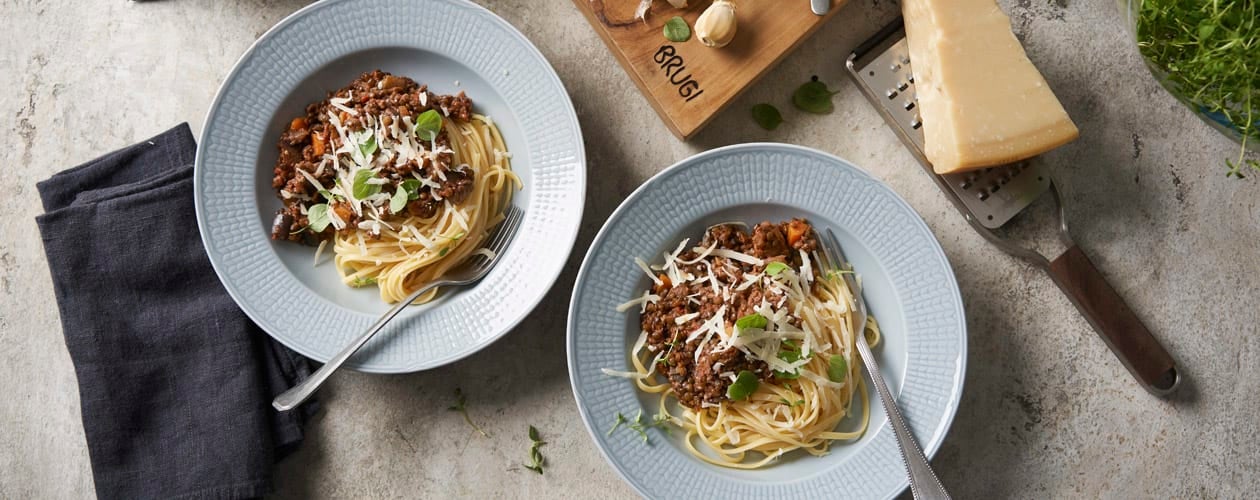 Zwei Teller mit Spaghetti bolognese