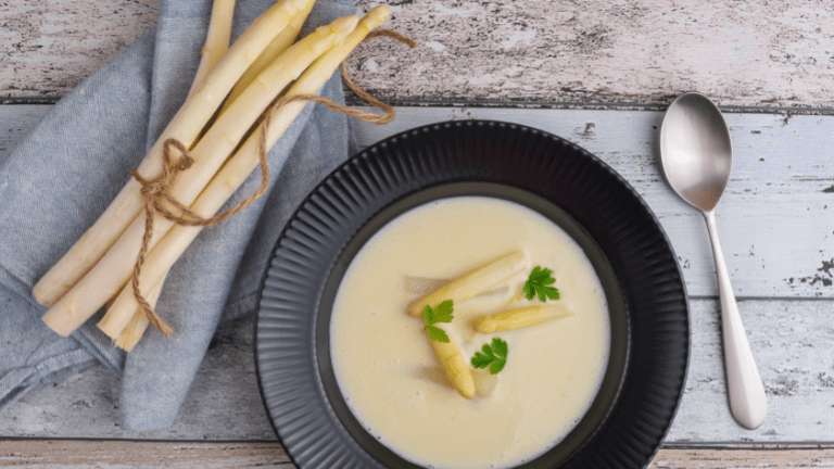 Botte d'asperges blanches et assiette creuse avec soupe d'asperges