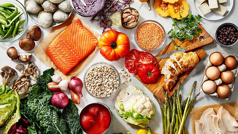 Eine Tafel gedeckt mit vielen ZeroPoint Lebensmitteln wie Gemüse, Fisch, Geflügel und Ei