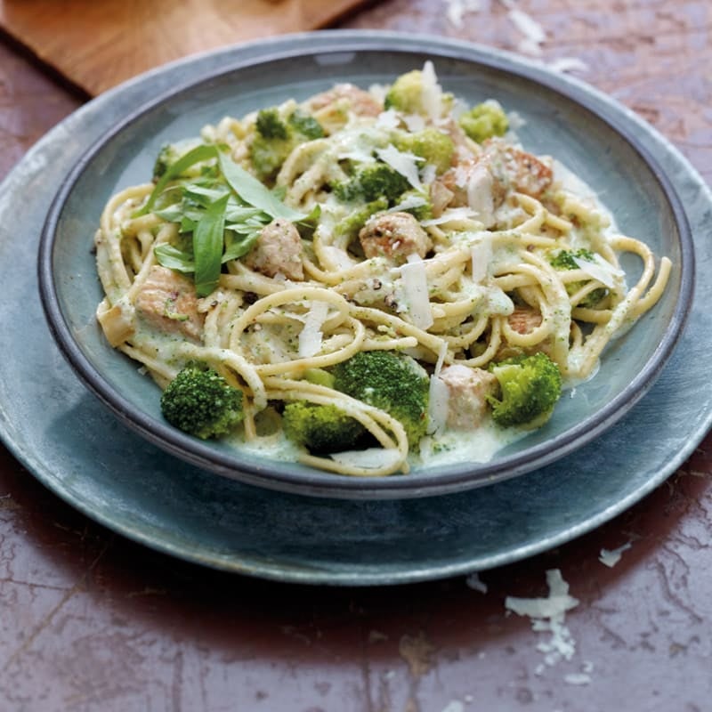Foto Broccoli-Tagliatelle mit Putenbrust und Parmesan von WW