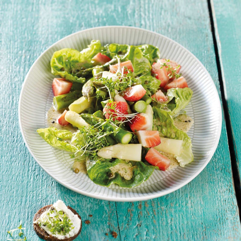 Foto Spargel-Erdbeer-Salat mit grünem Pfeffer von WW