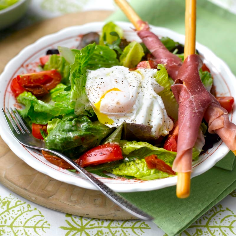 Foto Grüner Salat mit pochiertem Ei und Schinken-Grissini von WW