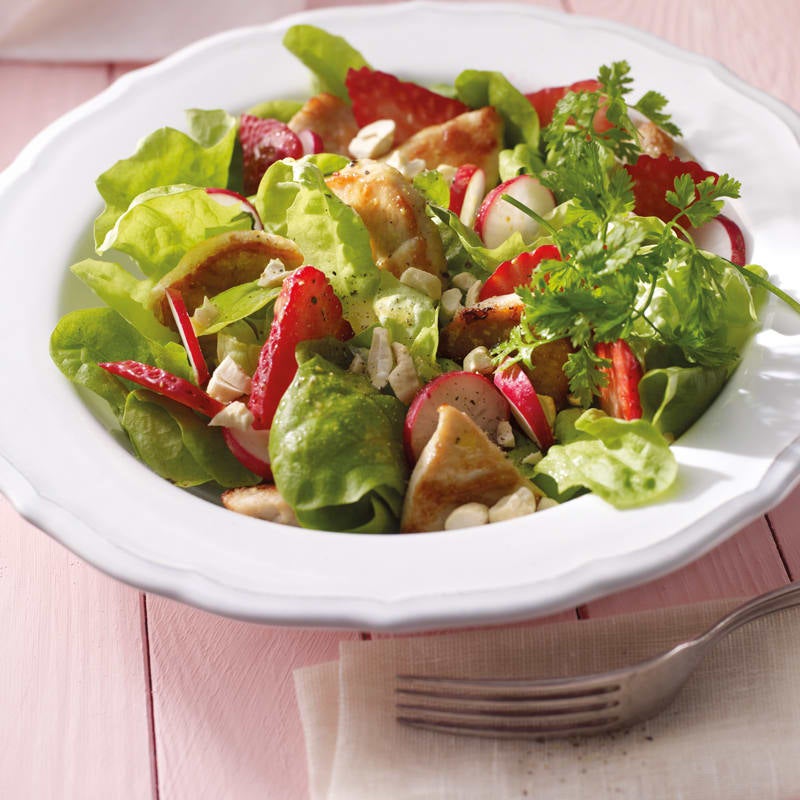 Foto Erdbeer-Eichblatt-Salat mit Hähnchenbrustfilet von WW