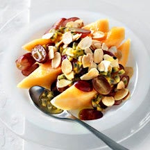 Foto van Fruitsalade met passievrucht, meloen en druiven door WW