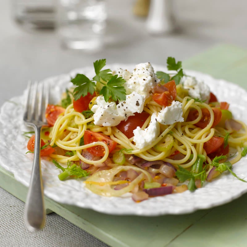 Spaghetti mit Fenchel-Tomaten-Sauce und Ricotta Rezept | WW Deutschland