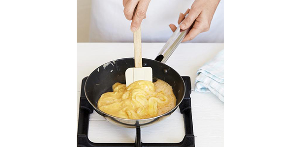 How to cook scrambled eggs step 3