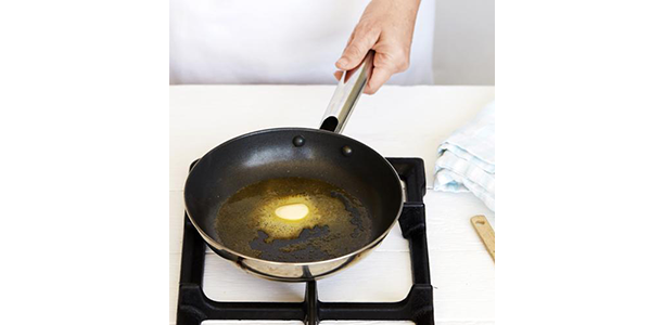 How to cook scrambled eggs step 2