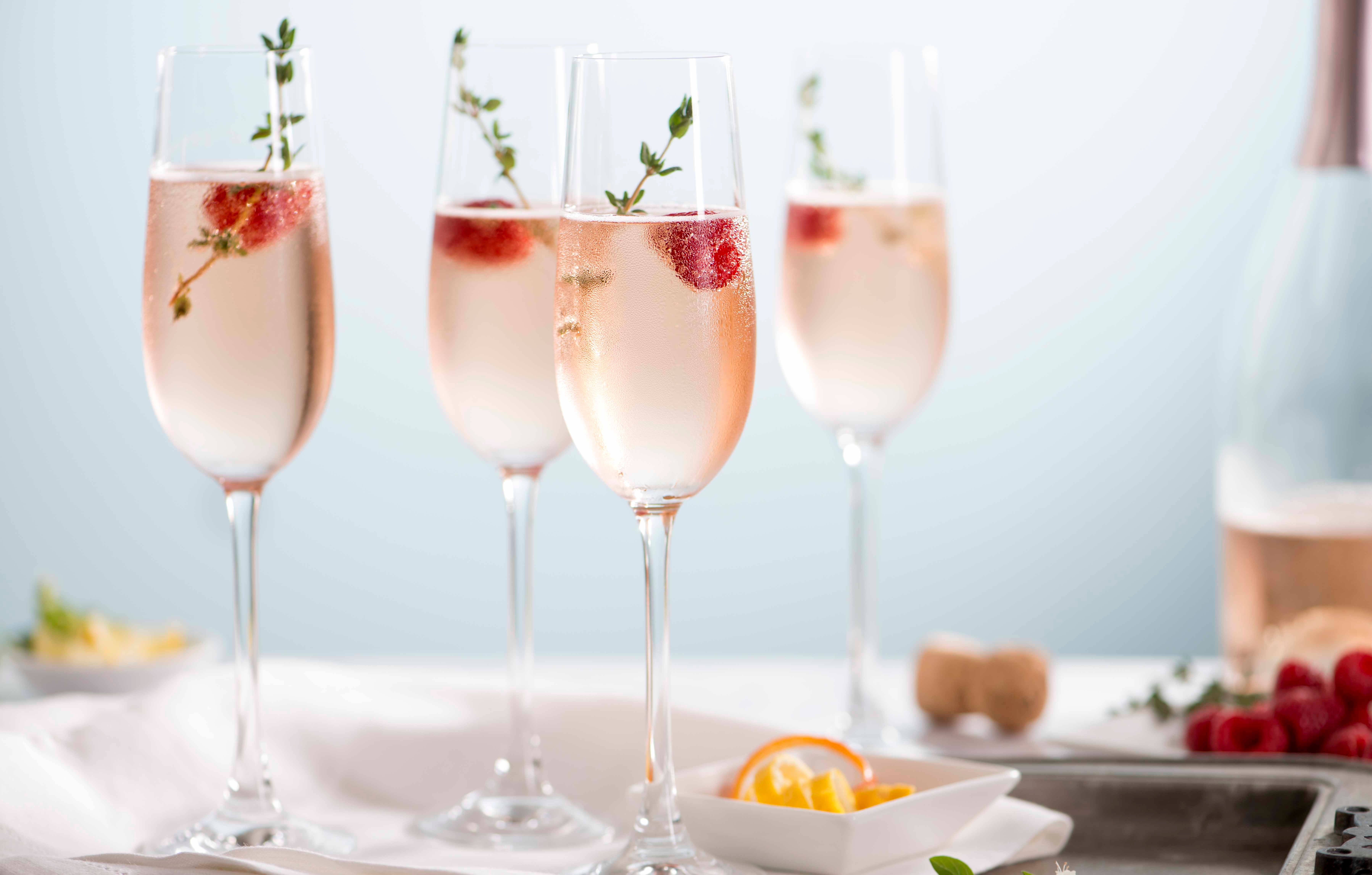 Розовые вина коктейли. Бокал для шампанского розовый. Розовое шампанское в бокале. Коктейль с шампанским Просекко. Фруктовое шампанское.