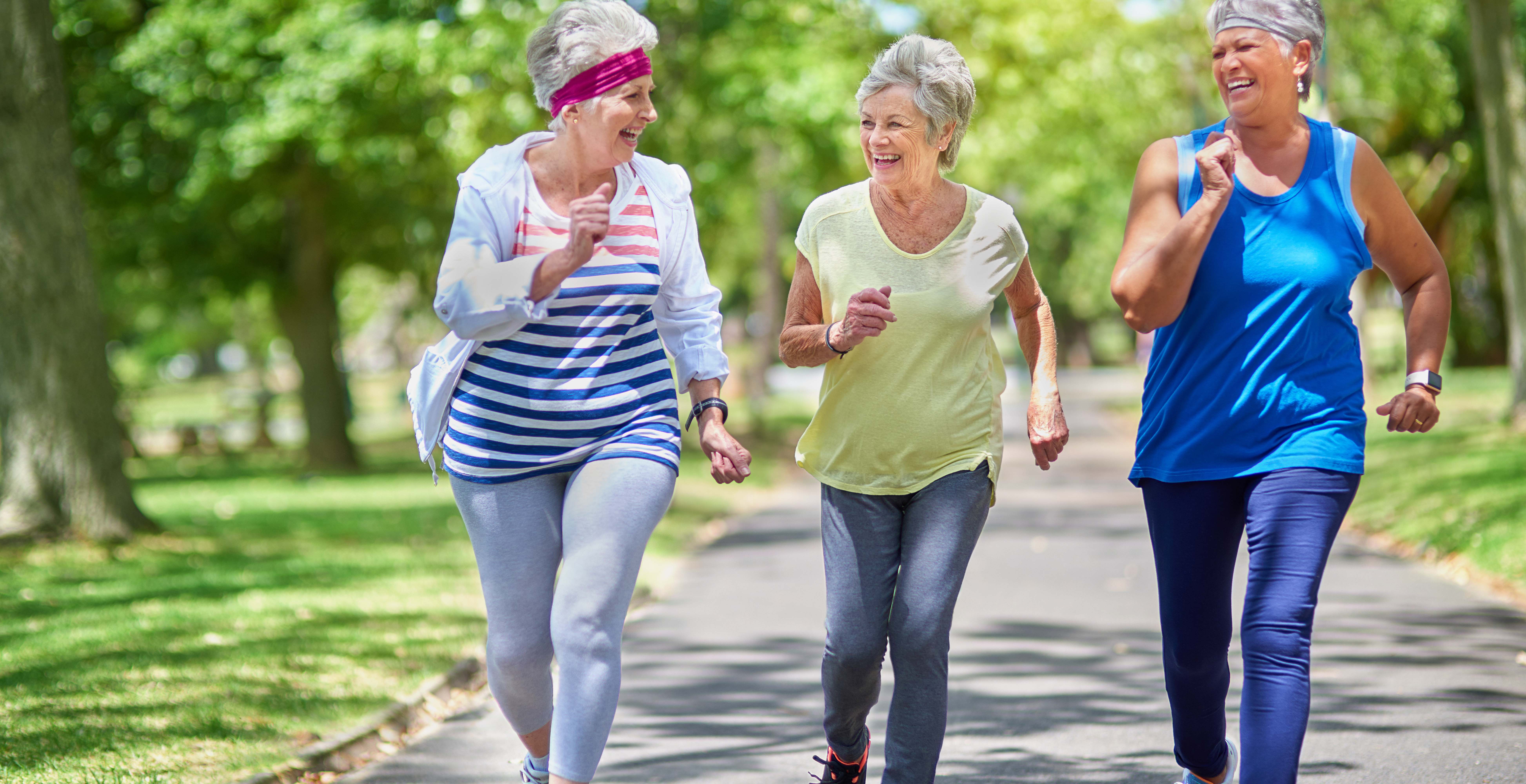 Бабушки в лосинах. Спортивные люди. Спортивные пенсионеры. Физическая активность пожилых. Пожилые активный образ жизни.
