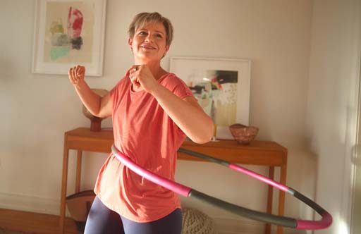 WW Mitglied Tanja trainiert Hula-Hoop