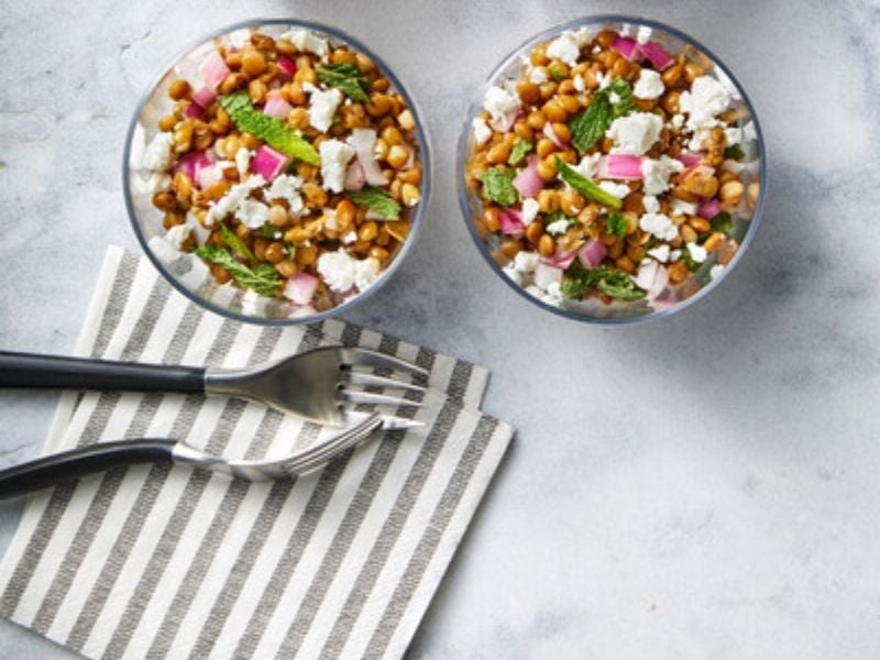 dois bowls com lentilha e outros grãos e alimentos saudáveis