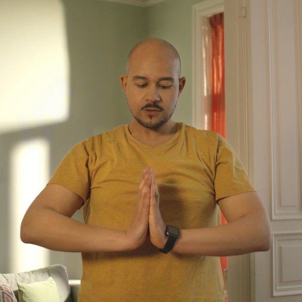 WW Mitglied Stephen macht Yoga