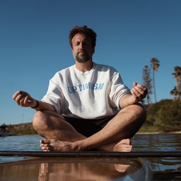 Paul Ripke meditiert im Freien