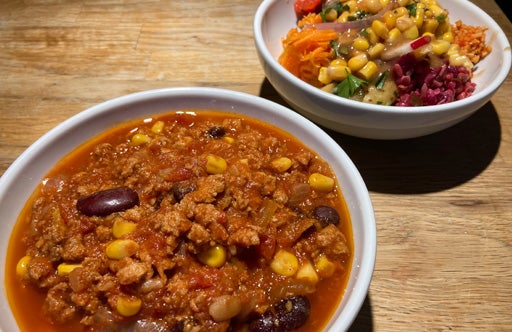 Chili Sin Carne und Salat im veganen Restaurant