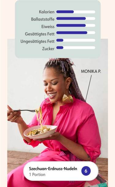 WW Mitglied Monika hat einen Teller Nudeln in der Hand drumherum werden die Nährwertangaben angezeigt